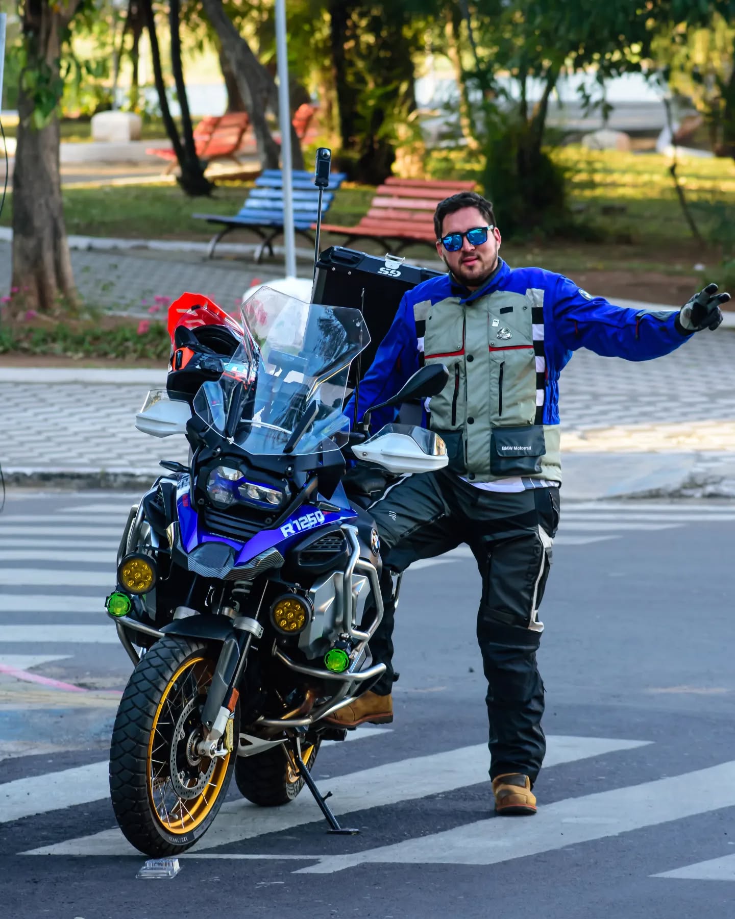 Steven Martínez de Guaraní Riders en su motocicleta de vuelta al mundo